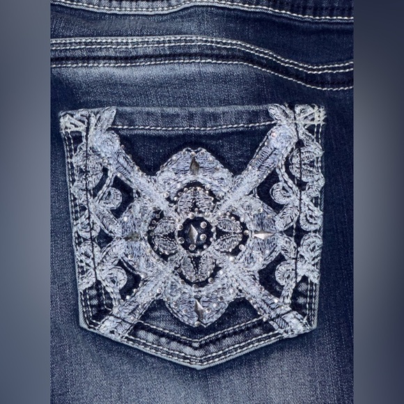 Women’s plus size 20 wallflower capris - Picture 3 of 9